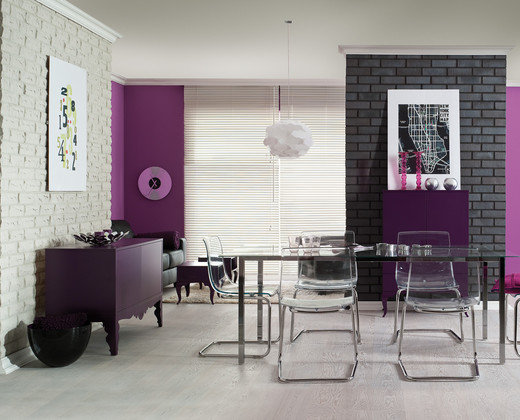 Dining room in strong colors