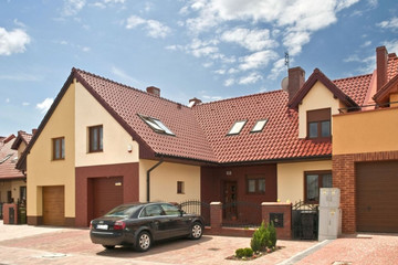 Rodinný dům se střešní krytinou MONZA kaštanová engoba