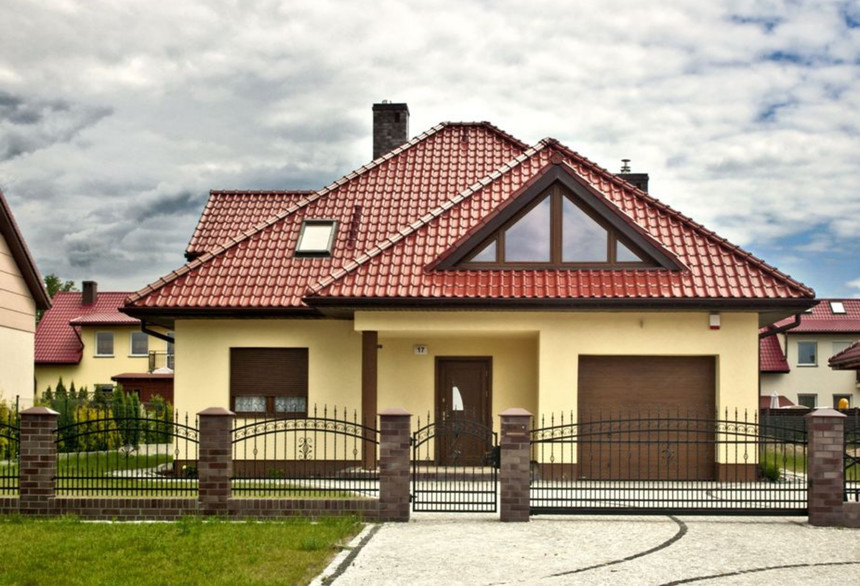 Rodinný dům se střešní krytinou MONZA kaštanová glazura